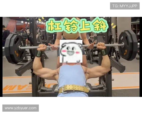 蝴蝶式夹胸健身器材训练方式讲解